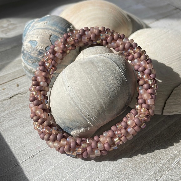 Blush twist bracelet - Picture 2 of 7